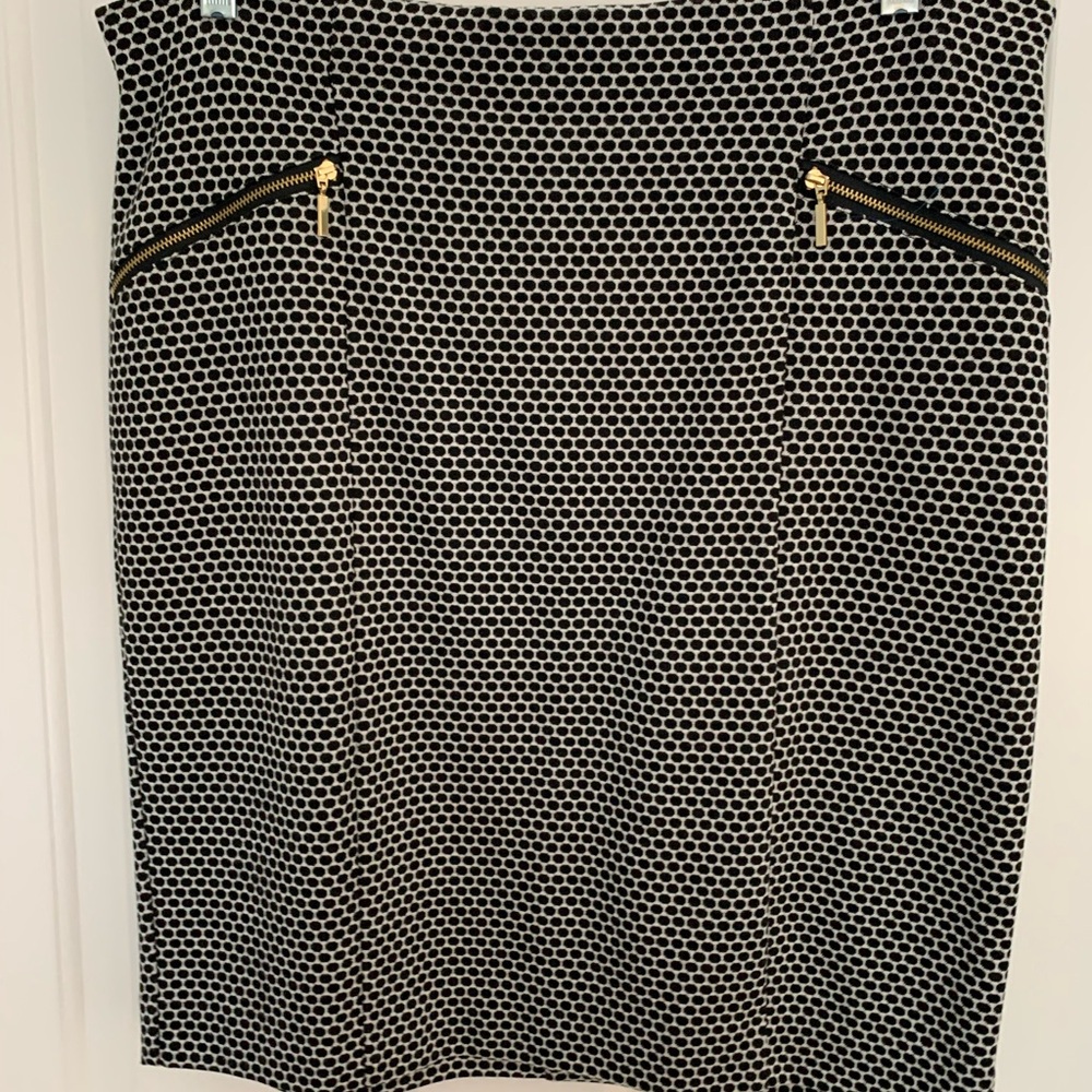 Knee length skirt with front zipper detail